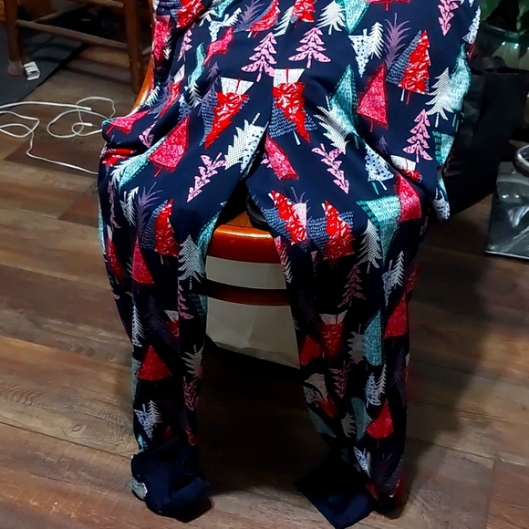 Pajamas!  Top & Bottoms.  Christmas Tree Print. Sz L 12-14. 0055 - Picture 2 of 3